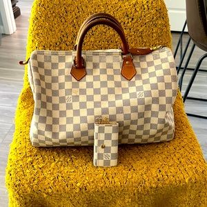 Louis Vuitton speedy bag (35) with key chain used but still cute